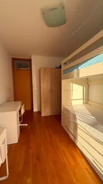 Dječija soba sa krevetom na sprat, ormarom i pisaćim stolom. - image 12