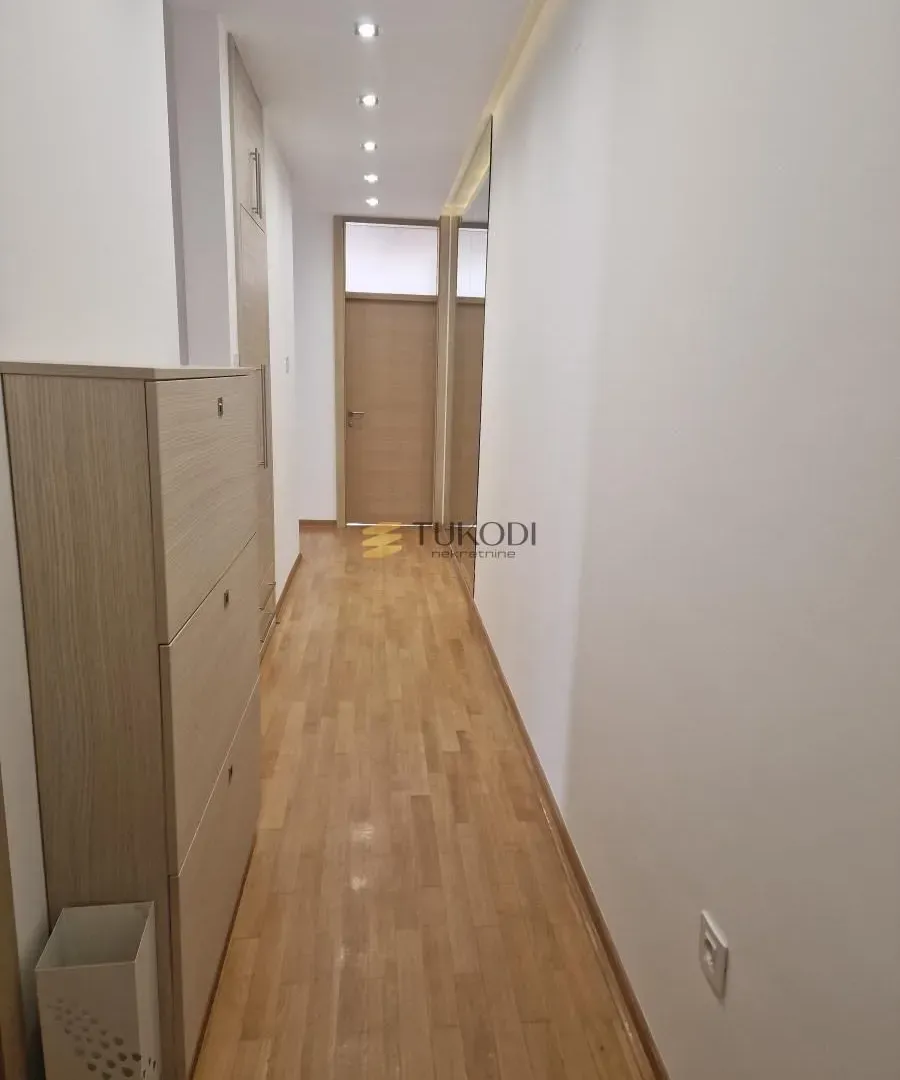 Izdavanje, trosoban stan, 105m², Centar, Novi Sad