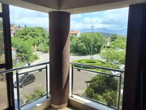 Izdavanje, dvosoban stan, 85m², Preko Morače, Podgorica - image 1