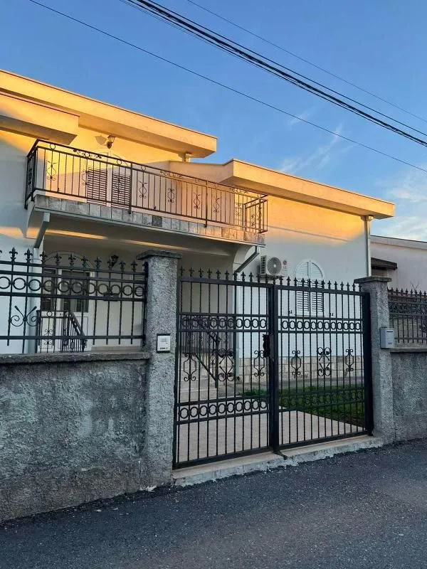 Rent, house, 400m², Zlatica, Podgorica