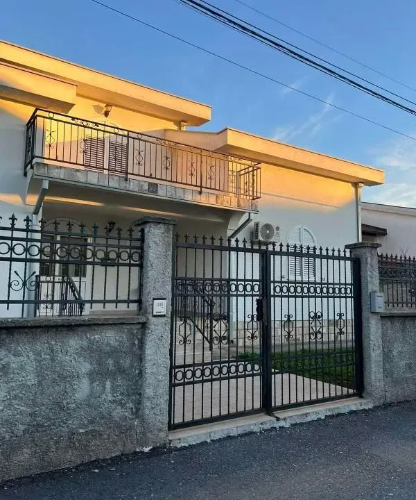 Rent, house, 400m², Zlatica, Podgorica