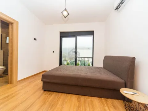 Izdavanje, kuća, 190m², Tološi, Podgorica - image 15