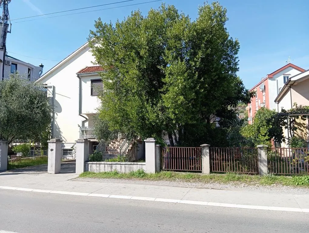 Rent, house, 250m², Gorica C, Podgorica