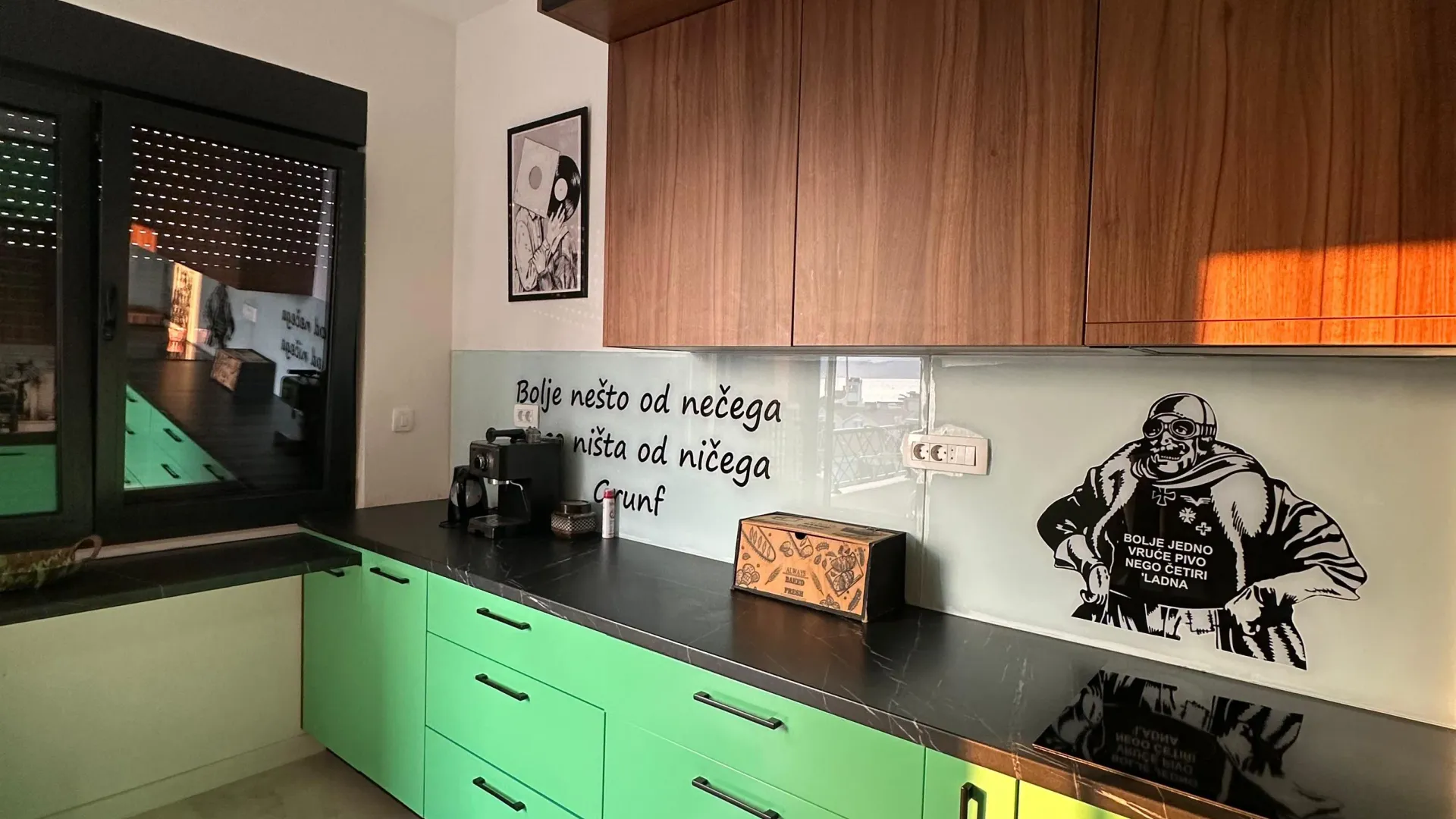 Izdavanje, dvosoban stan, 70m², Kalimanj, Tivat