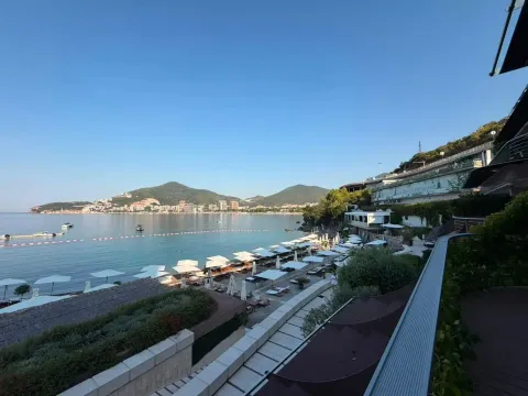 Pogled sa terase na plažu, obalu i brda u daljini. - image 16