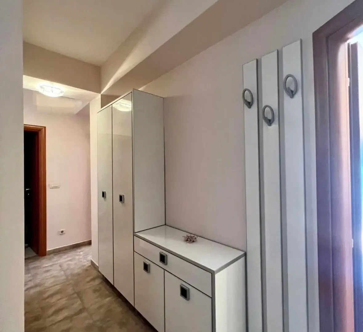 Izdavanje, jednosoban stan, 54m², Krivi Most, Podgorica