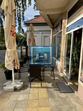 Letnja bašta sa stolovima i suncobranima ispred ulaza u lokal. - image 15