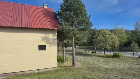Pogled na dvorište i fasadu kuće sa crvenim krovom. - image 15