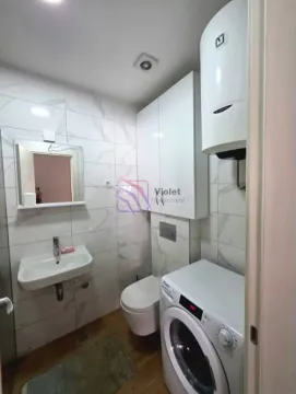 Kompaktno kupatilo sa umivaonikom, WC šoljom, mašinom za veš i bojlerom. - image 11