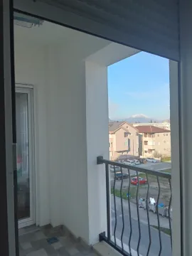 Pogled sa balkona na naselje i planinu. - image 11