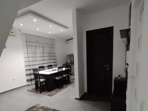 Izdavanje, dvosoban stan, 77m², Centar, Tivat - image 3