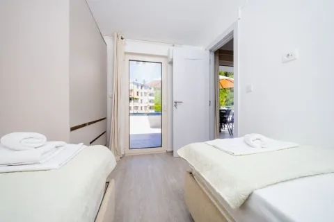 Rent, three bedroom apartment, 115m², Bečići, Budva - image 7