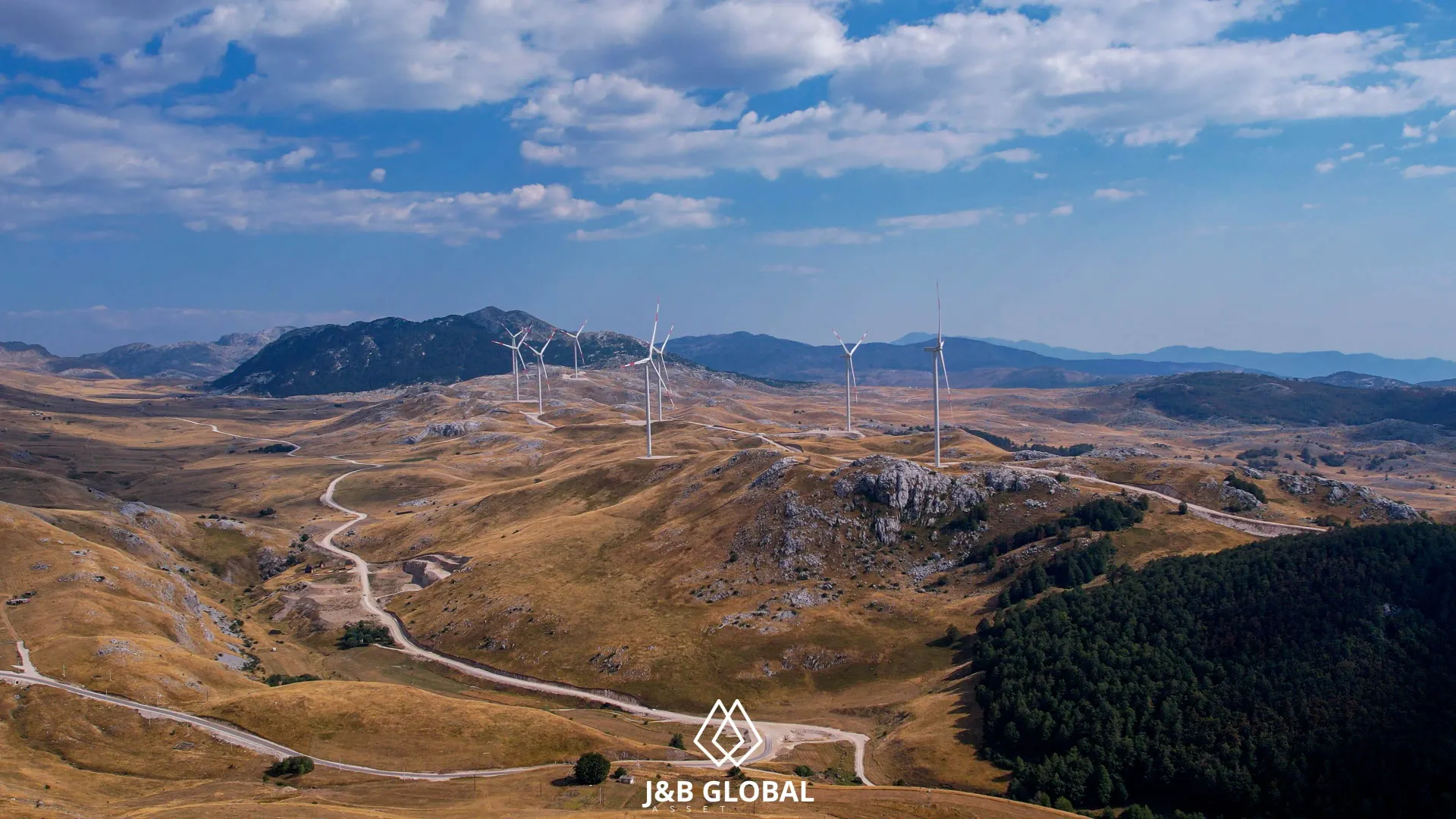 Pogled na planinski pejzaž sa vjetroagregatima i okolnom prirodom.