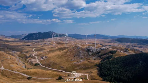 Pogled na planinski pejzaž sa vjetroagregatima i okolnom prirodom. - image 3