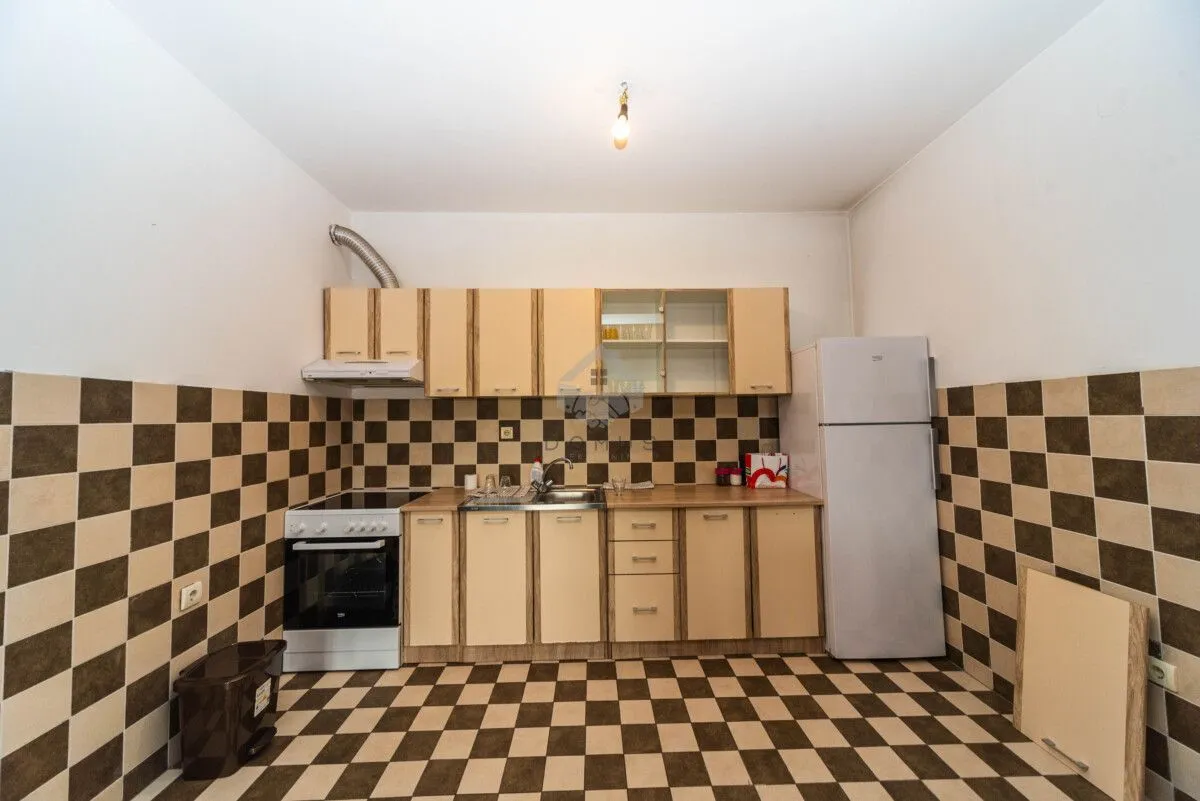 Izdavanje, trosoban stan, 160m², Pobrežje, Podgorica