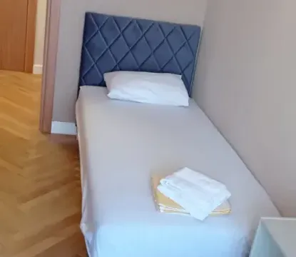 Izdavanje, dvosoban stan, 81m², Dobrota, Kotor - image 13