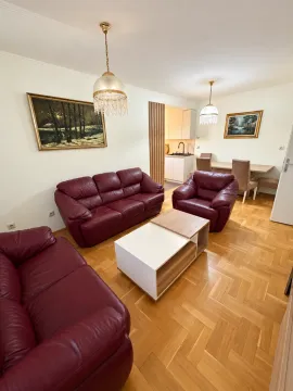 Dnevna soba sa garniturom i trpezarijom u pozadini. - image 2