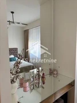 Pogled iz hodnika na spavaću sobu sa krevetom i ogledalom. - image 7