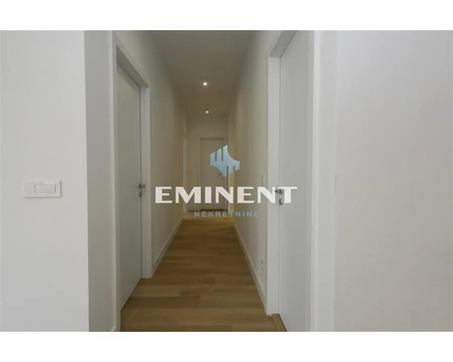 Izdavanje, trosoban stan, 78m², Savski Venac, Beograd
