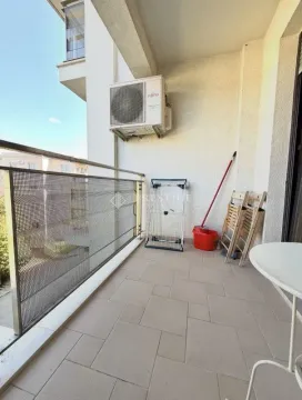 Manji popločani balkon sa ogradom i spoljnom jedinicom klima uređaja. - image 10