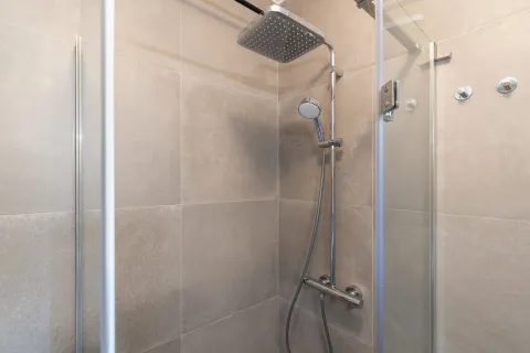 Moderna tuš kabina sa keramičkim pločicama i hromiranim slavinama. - image 27