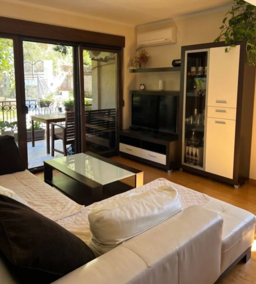 Izdavanje, dvosoban stan, 68m², Podmaine, Budva