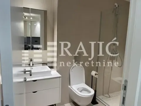 Moderno kupatilo sa umivaonikom, toaletom i tuš kabinom. - image 6
