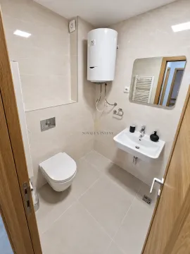 Manje kupatilo sa sanitarijama, umivaonikom i bojlerom. - image 7