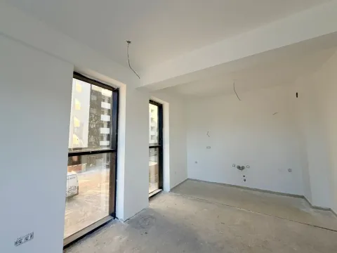 Prazna prostorija u novogradnji sa bijelim zidovima i prozorima. - image 8