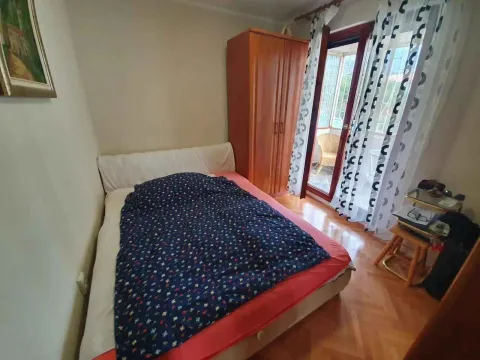 Namještena spavaća soba sa bračnim krevetom, ormarom i izlazom na terasu. - image 7