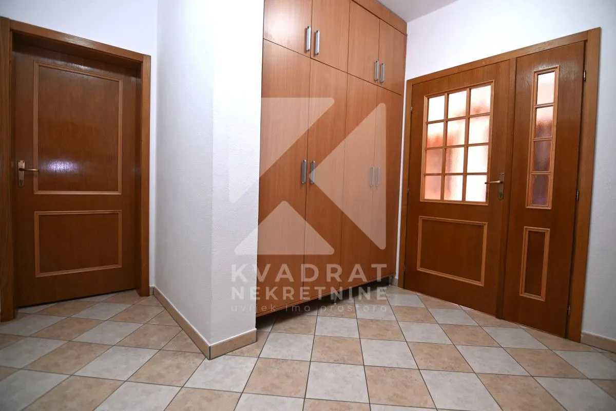 Rent, house, 400m², Zlatica, Podgorica