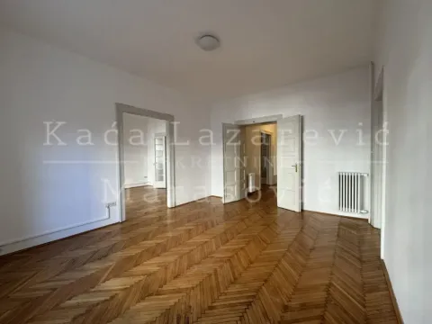 Prazna soba sa drvenim parketom i belim zidovima. - image 5