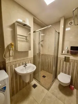 Manje kupatilo sa tuš-kabinom, umivaonikom i toaletom. - image 4