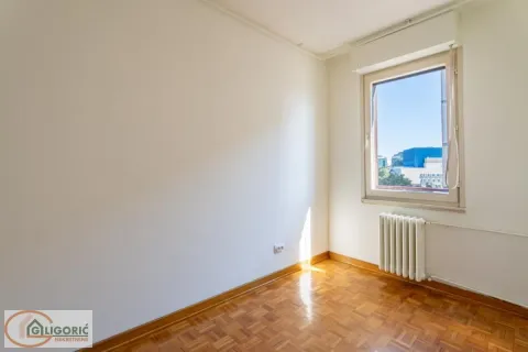 Prazna soba sa parketom i prozorom. - image 11