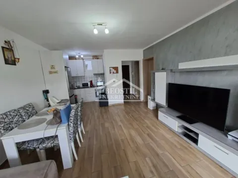 Dnevni boravak povezan sa trpezarijom i kuhinjom. - image 13
