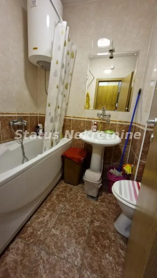 Kupatilo opremljeno kadom, umivaonikom i wc šoljom.