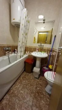 Kupatilo opremljeno kadom, umivaonikom i wc šoljom. - image 9