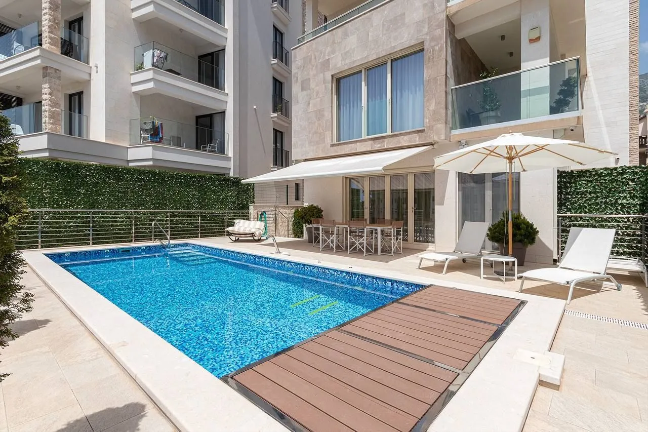 Sale, parking/garage, 400m², Bečići, Budva