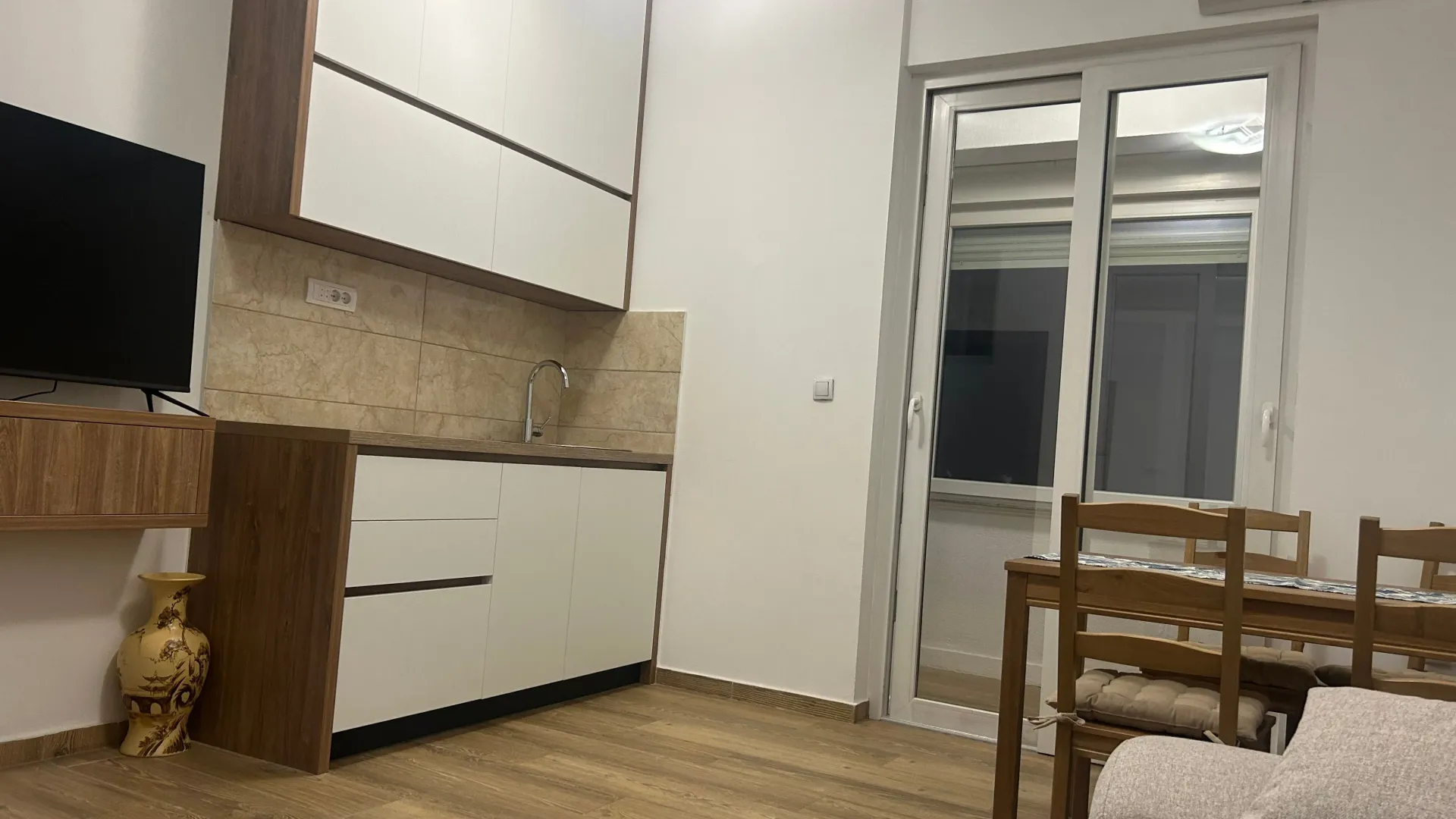 Izdavanje, dvosoban stan, 68m², Centar, Podgorica