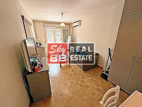 Dnevna soba sa garniturom, televizorom i drvenim podom. - image 2