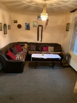 Dnevna soba sa ugaonom garniturom, stočićem i lusterom. - image 7