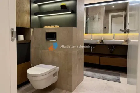 Moderno kupatilo sa wc šoljom i duplim umivaonikom. - image 14