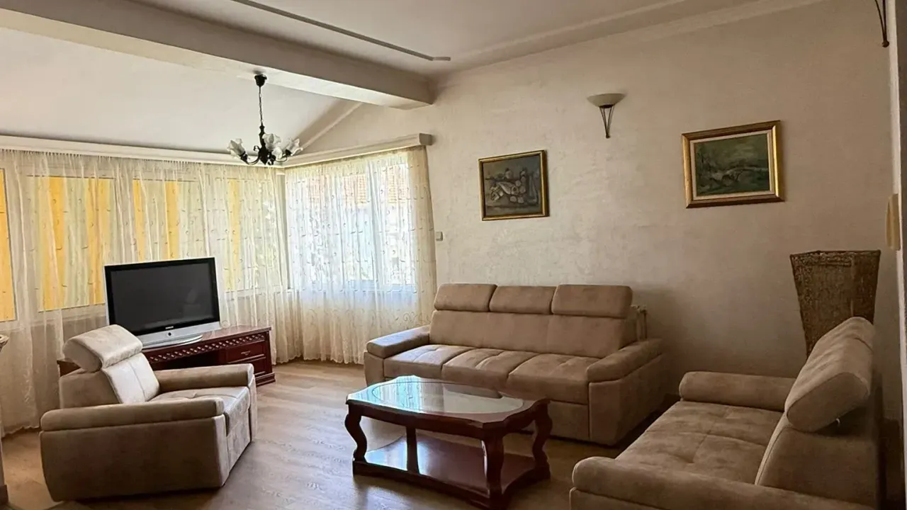 Izdavanje, stan, 150m², Tivat, Crna Gora