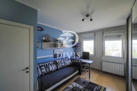 Dečja soba sa krevetom, radnim stolom i plavim zidom. - image 12