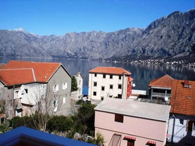 Pogled na more i planine sa terase.