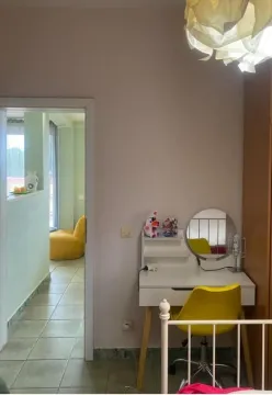 Spavaća soba sa radnim stolom i ogledalom. - image 6
