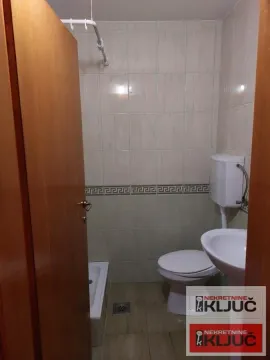 Kupatilo obloženo keramičkim pločicama sa WC šoljom, umivaonikom i tuš kabinom. - image 6