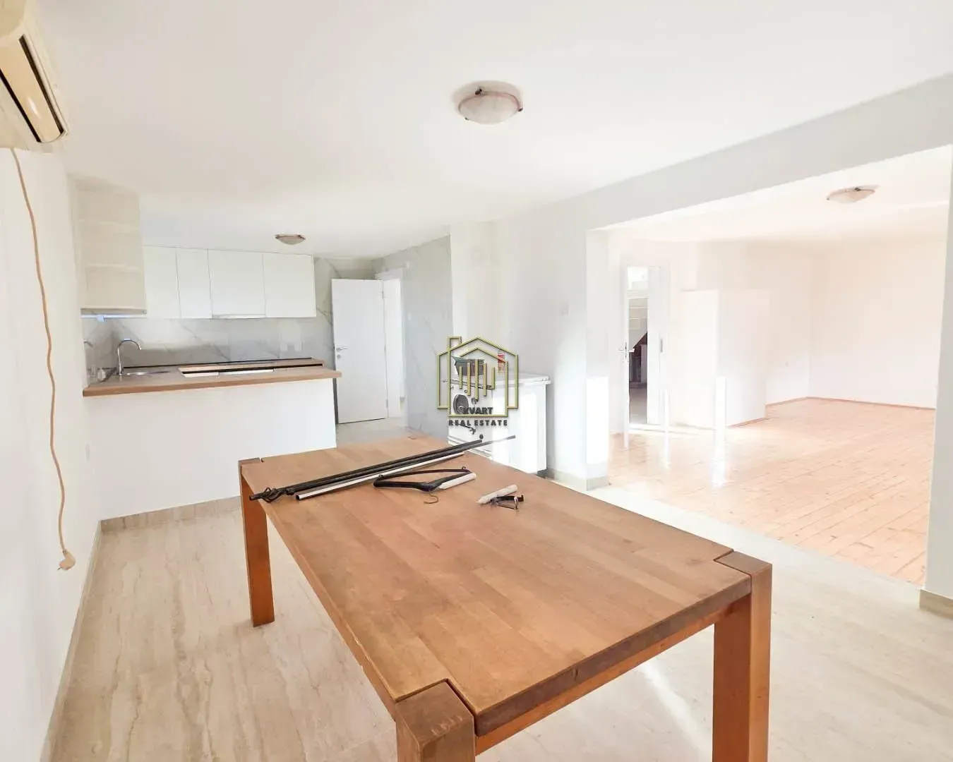 Prodaja, kuća, 350m², Zlatica, Podgorica