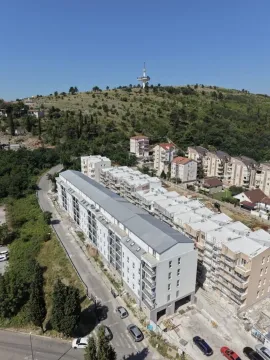 Pogled iz vazduha na stambene zgrade i okolno naselje. - image 20