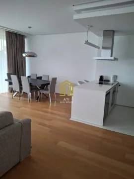 Moderna kuhinja sa trpezarijom i dnevnim boravkom u svijetlim tonovima. - image 4